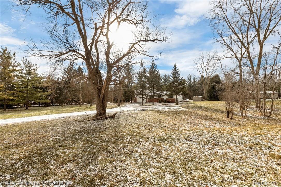 2952 Old Plank Road Milford, MI 48381 - Photo 6 of 31 Front yard