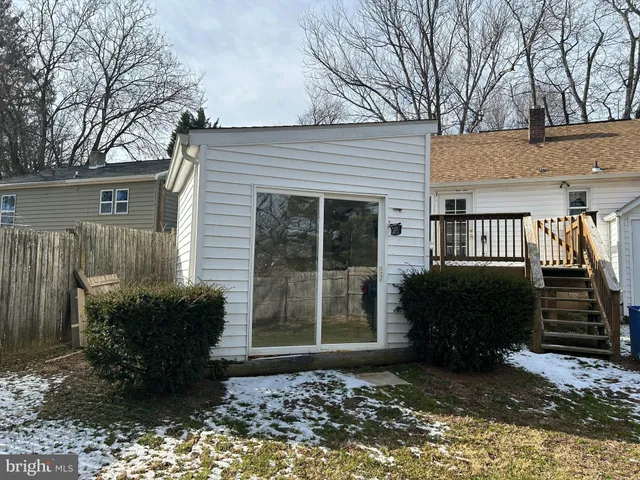 a view of a windows in the backyard