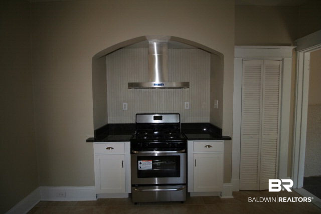 1557 Church Street Mobile, AL 36604 - Photo 8 of 24 Gas range