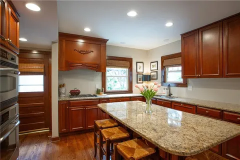 $735,000 | 604 West 70th Street, Kansas City, MO 64113