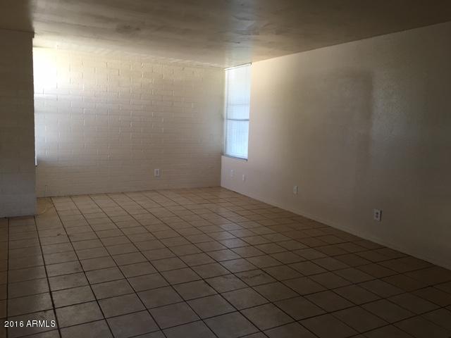 1601 West Mountain View Road Phoenix, AZ 85021 - Photo 7 of 9 Living room