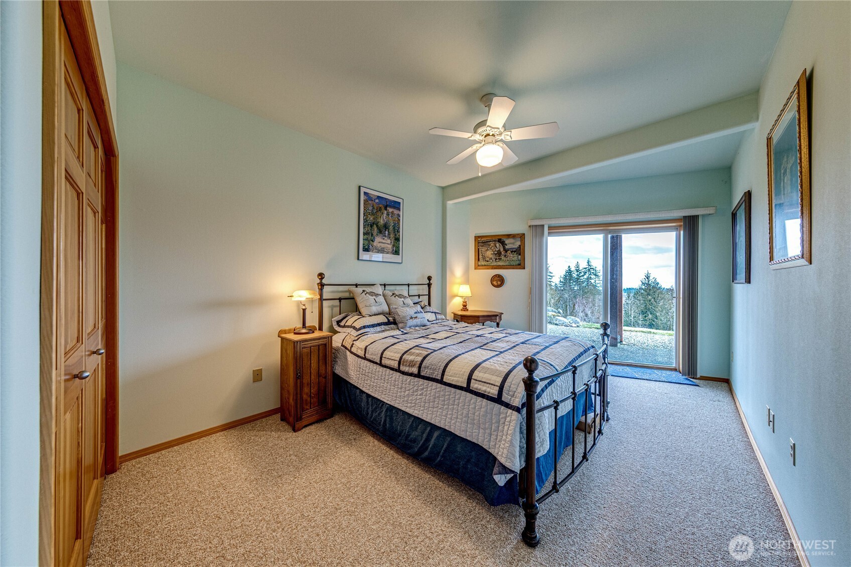 273 Harbor Heights Road Port Angeles, WA 98362 - Photo 35 of 40 a spacious bedroom with a bed and a window