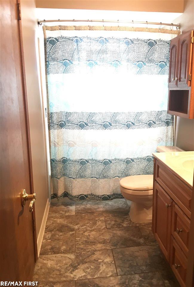 20700 Dunham Road Clinton Township, MI 48038 - Photo 20 of 36 Bath room off the Master Bedroom