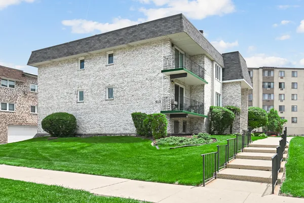 $227,000 | 4011 West 97th Street, Unit 2N, Oak Lawn, IL 60453