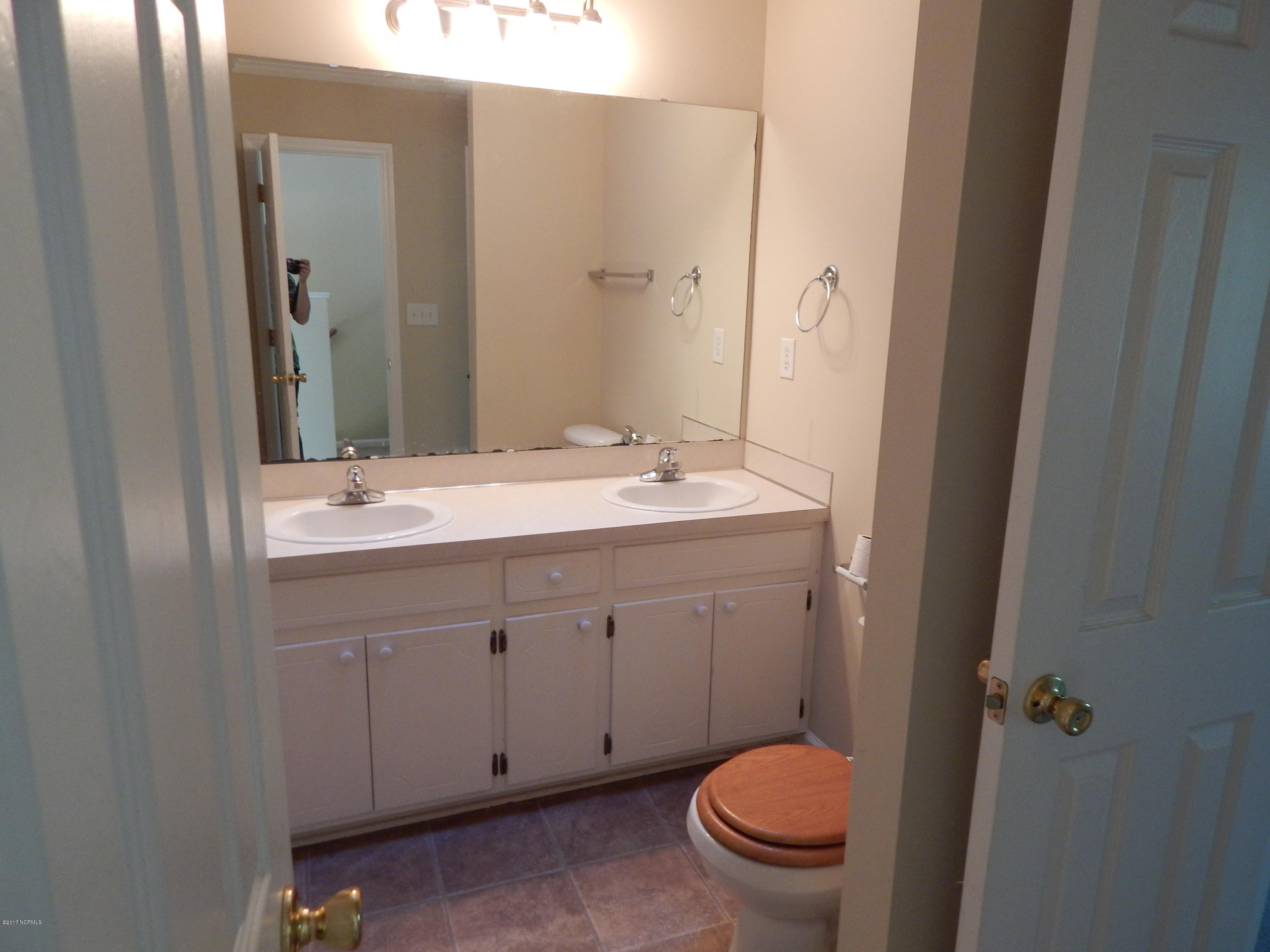 440 Lake Road, Unit A Greenville, NC 27834 - Photo 9 of 15 Bathroom