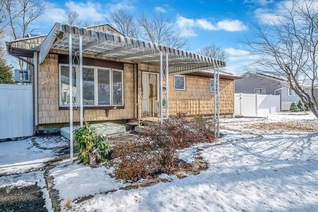 $439,000 | 2711 Connecticut Avenue, Medford, NY 11763