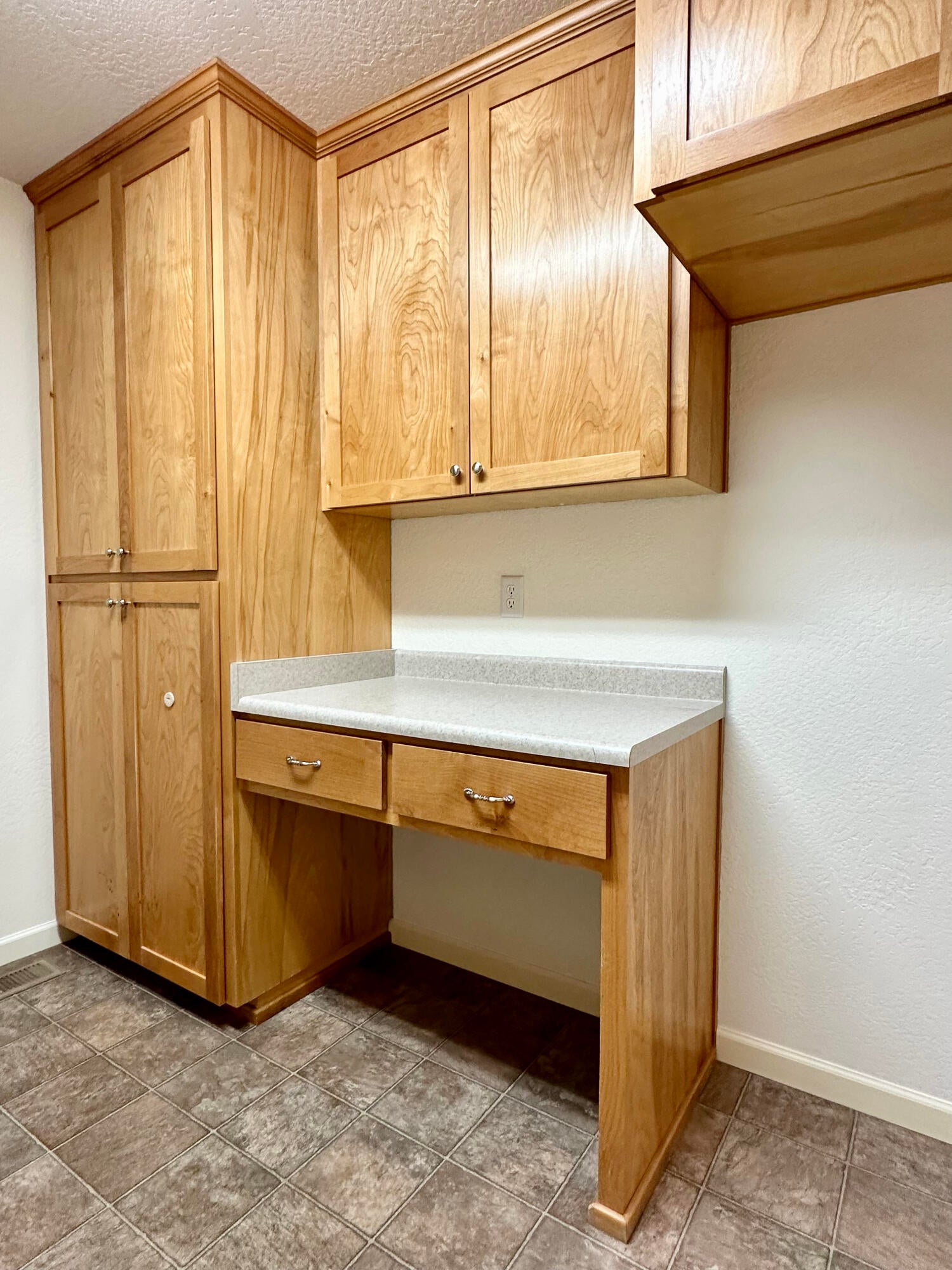 112 Walnut Place Phoenix, OR 97535 - Photo 26 of 78 Laundry & desk