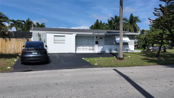 $649,999 | 2100 North 57th Way, Hollywood, FL 33021