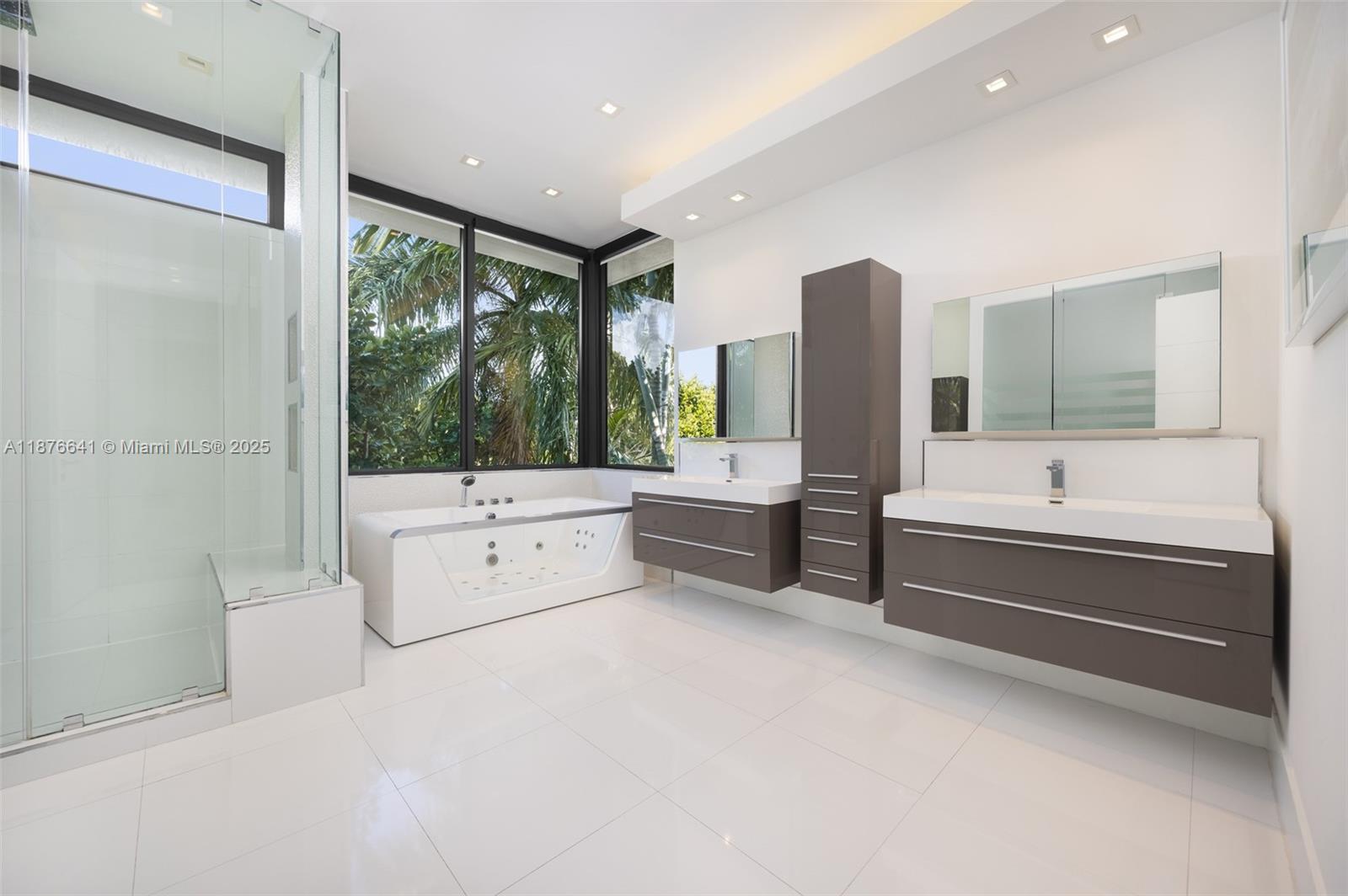 2321 Trapp Avenue Coconut Grove, FL 33133 - Photo 21 of 38 a bathroom with a bathtub and a sink
