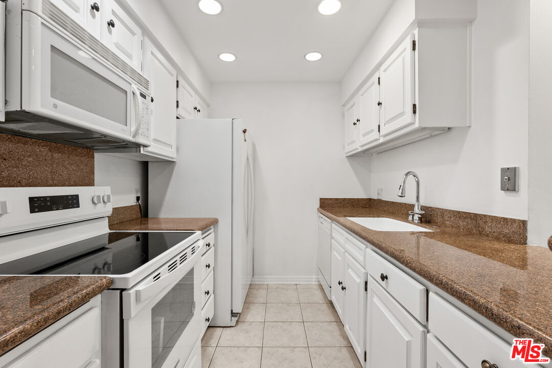 7202 Raintree Circle Culver City, CA 90230 - Photo 5 of 17 a kitchen that has a sink and a stove
