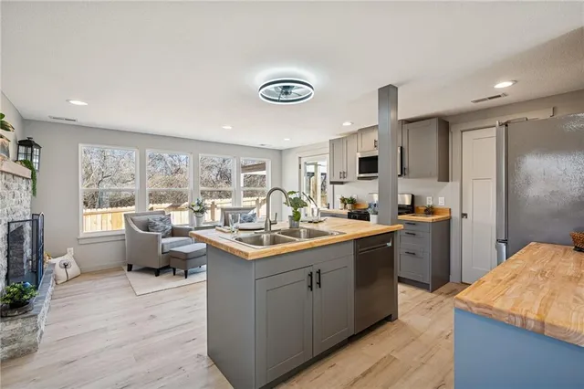 $289,500 | 1109 South Woodbury Street, Independence, MO 64050