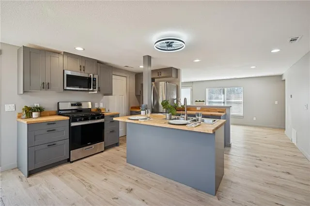 $289,500 | 1109 South Woodbury Street, Independence, MO 64050