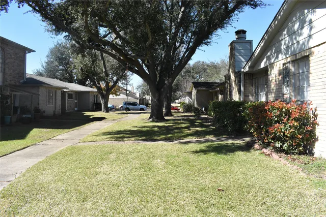 a view of a house with a yard