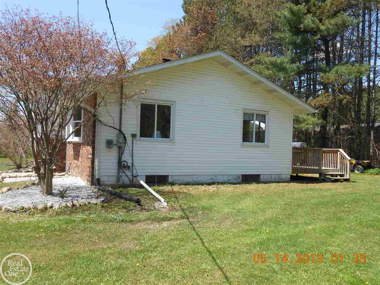 8090 Yale Road Avoca, MI 48006 - Photo 2 of 34 31379922-1.JPG