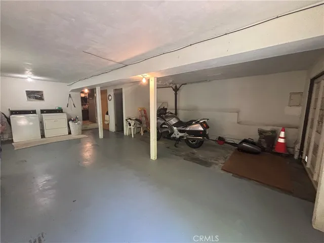 a view of a livingroom with furniture and a ceiling fan