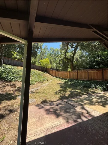 a view of a backyard