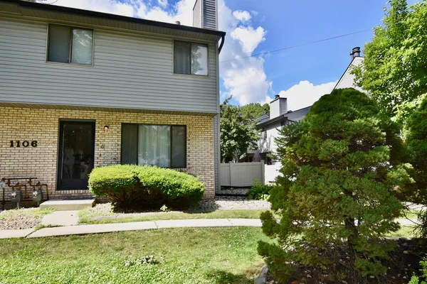 $164,000 | 1106 East Jefferson Street, Unit 6, Bloomington, IL 61701