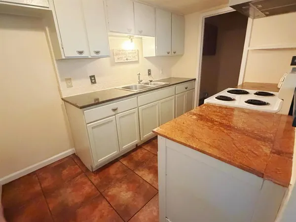 $1,050 | 1344 North Cooper Street, Arlington, TX 76012