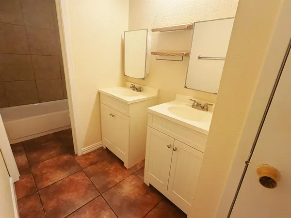 $1,050 | 1344 North Cooper Street, Arlington, TX 76012