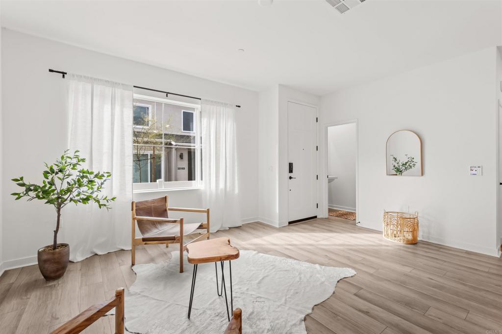 319 Minneola Place Fallbrook, CA 92028 - Photo 6 of 19 a living room with furniture