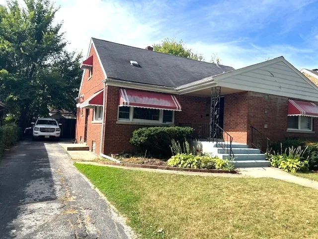 a view of a house with a yard and plants