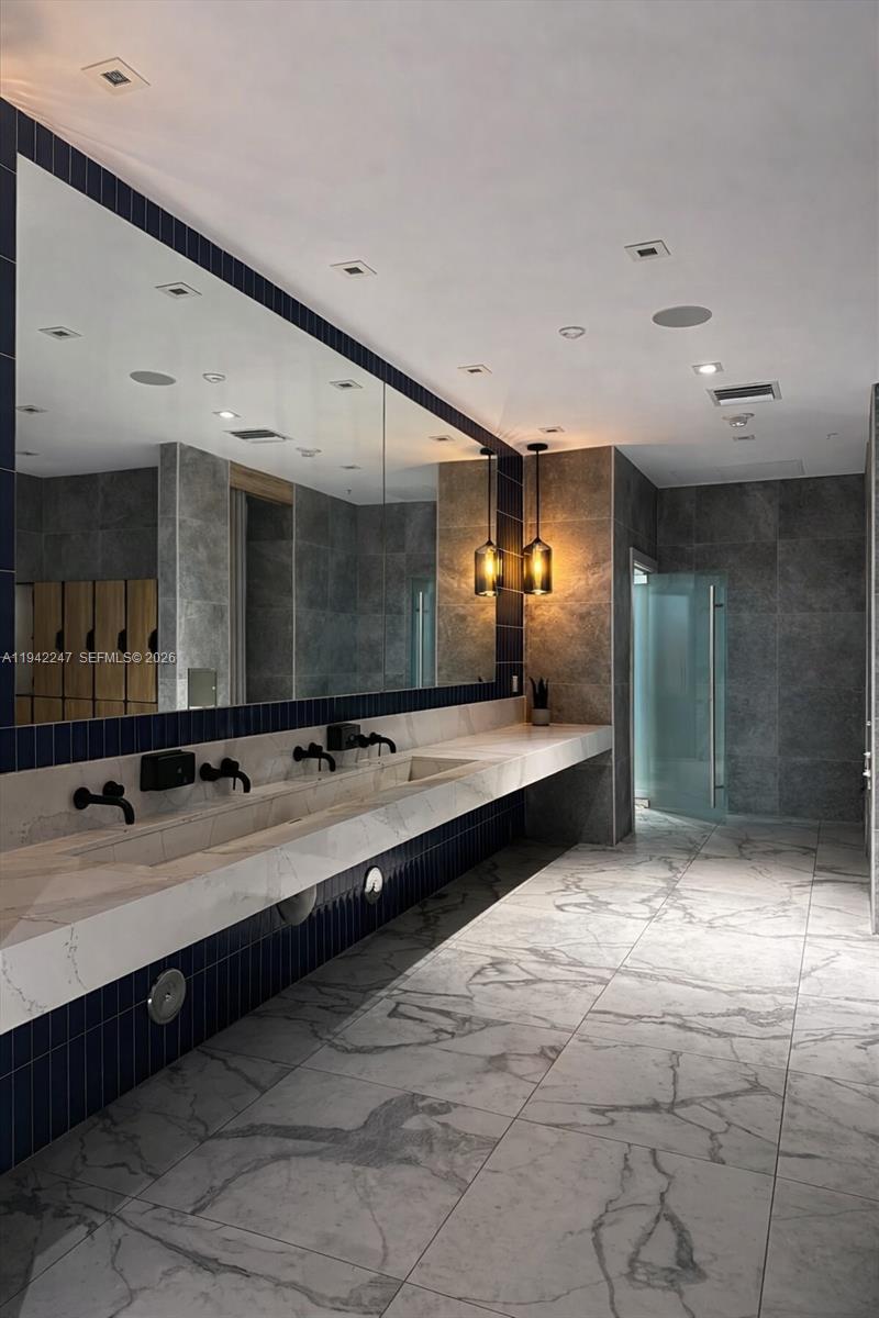 90 Southwest 3rd Street, Unit 2306 Miami, FL 33130 - Photo 28 of 29 a large bathroom with a large tub and sink