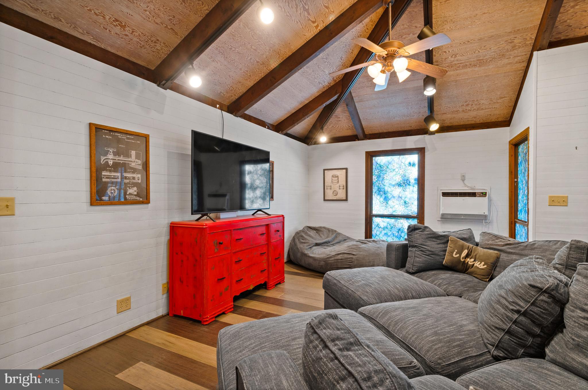 2436 Warm Springs Road Shenandoah Junction, WV 25442 - Photo 22 of 123 Living room