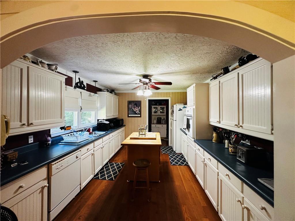 368 Dixon Road Demorest, GA 30535 - Photo 28 of 67 a large kitchen with stainless steel appliances a large counter top a stove and a refrigerator