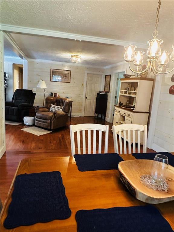 368 Dixon Road Demorest, GA 30535 - Photo 34 of 67 a living room with furniture and a lamp