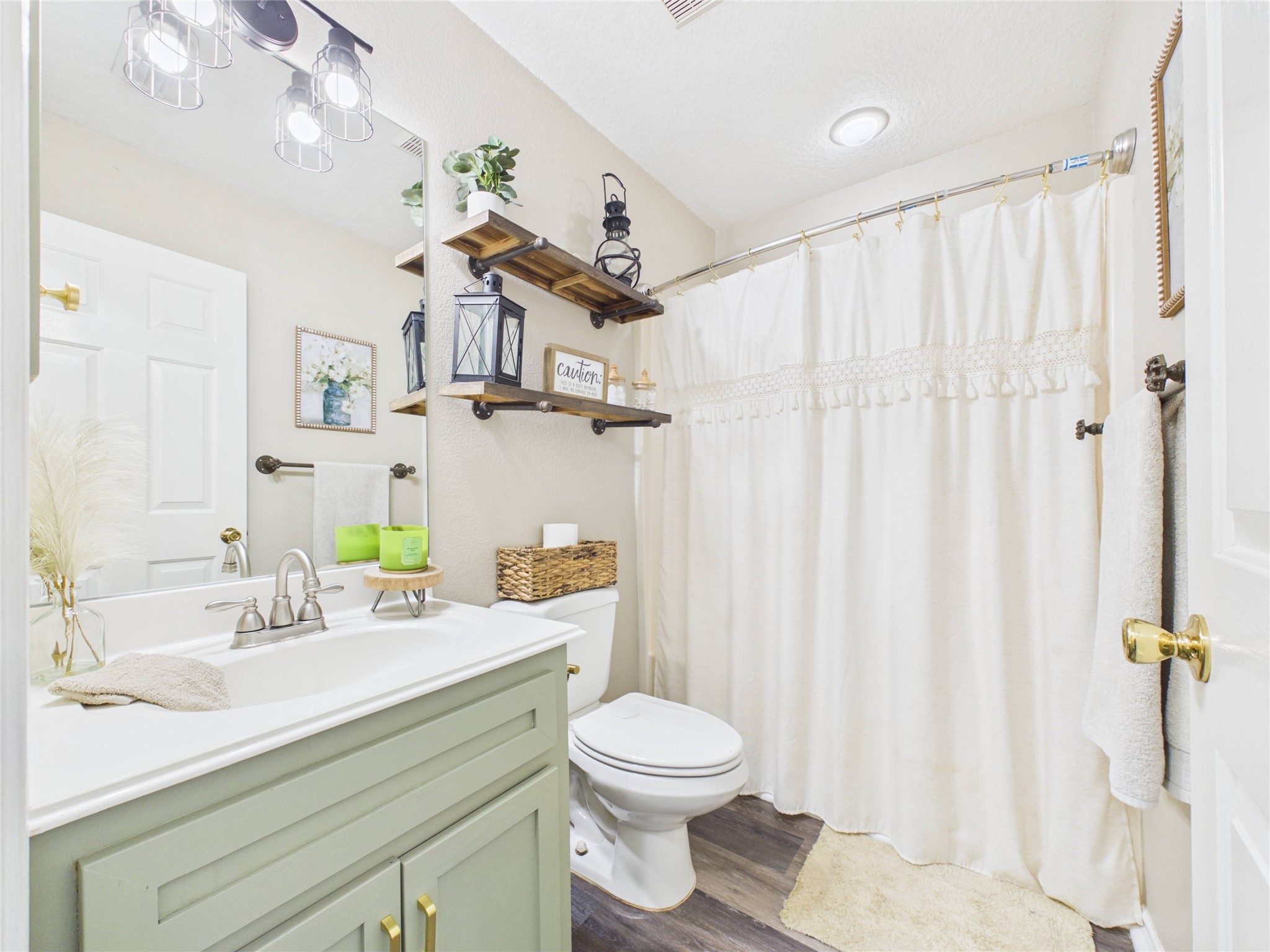 4610 Mustang Road Alvin, TX 77511 - Photo 40 of 50 Secondary bathroom with updated vanity, fixtures, floors, and a tub/shower combo.