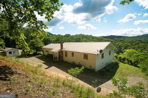 a view of a backyard of the house