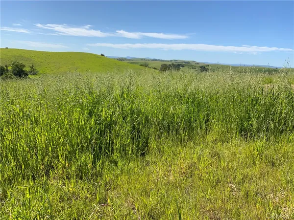 a view of yard with mountain view and sitting space