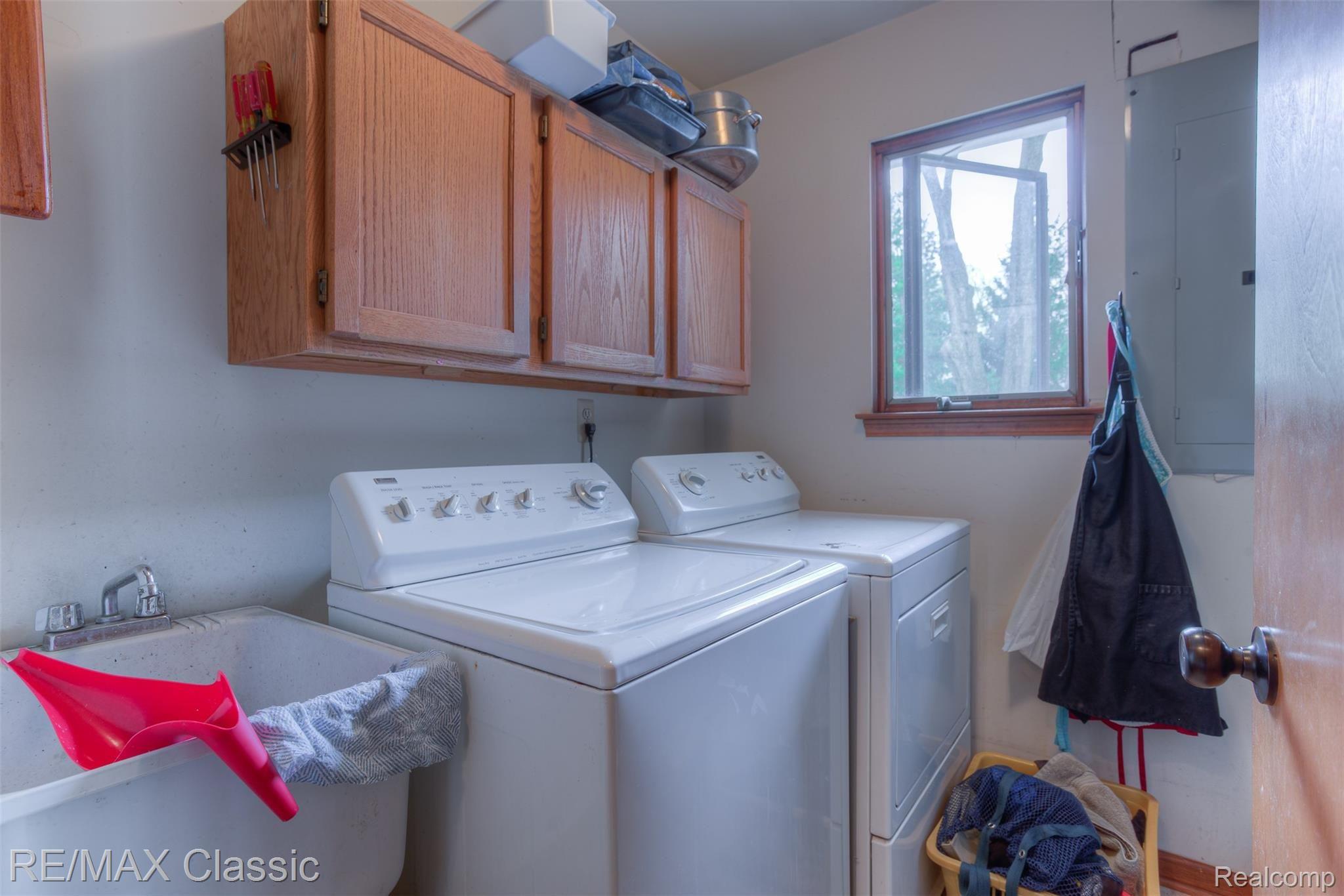 4021 West Maple Road Wixom, MI 48393 - Photo 30 of 46 4021 west maple interiors (13).jpg