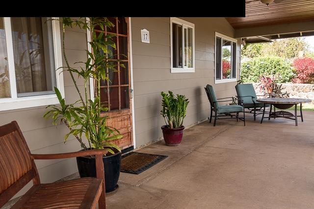 17 Holopuni Road Kula, HI 96790 - Photo 5 of 30 a living room with furniture