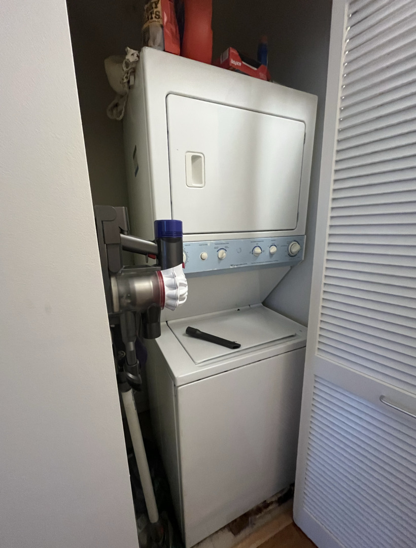 645 North Kingsbury Street, Unit 1002 Chicago, IL 60654 - Photo 9 of 11 a utility room with dryer and washer