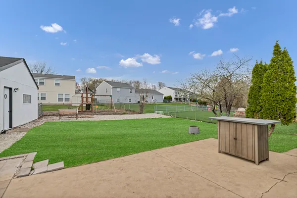 $405,000 | 1320 Elm Drive, Schaumburg, IL 60193