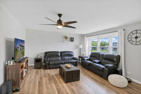 $405,000 | 1320 Elm Drive, Schaumburg, IL 60193