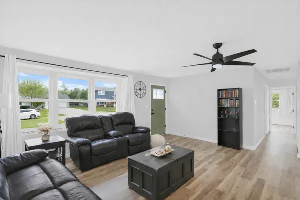 $405,000 | 1320 Elm Drive, Schaumburg, IL 60193