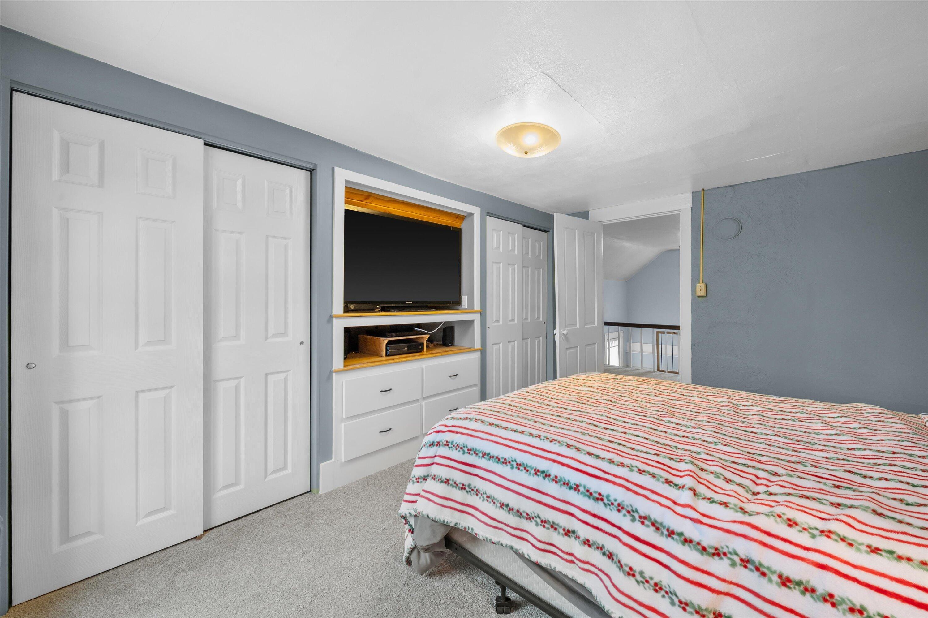 10806 West Freistadt Road Mequon, WI 53097 - Photo 19 of 33 Primary bedroom