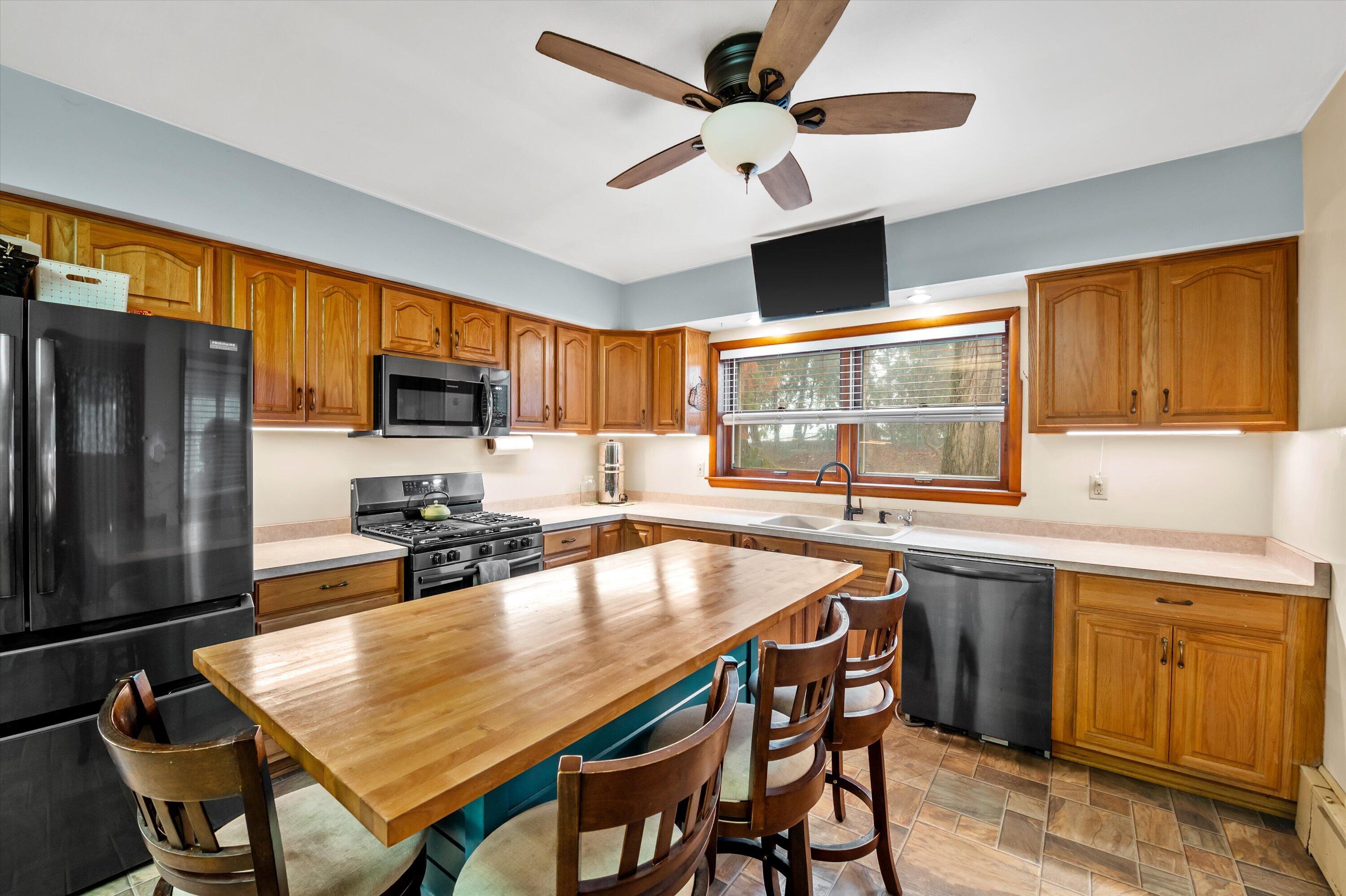 10806 West Freistadt Road Mequon, WI 53097 - Photo 3 of 33 Kitchen