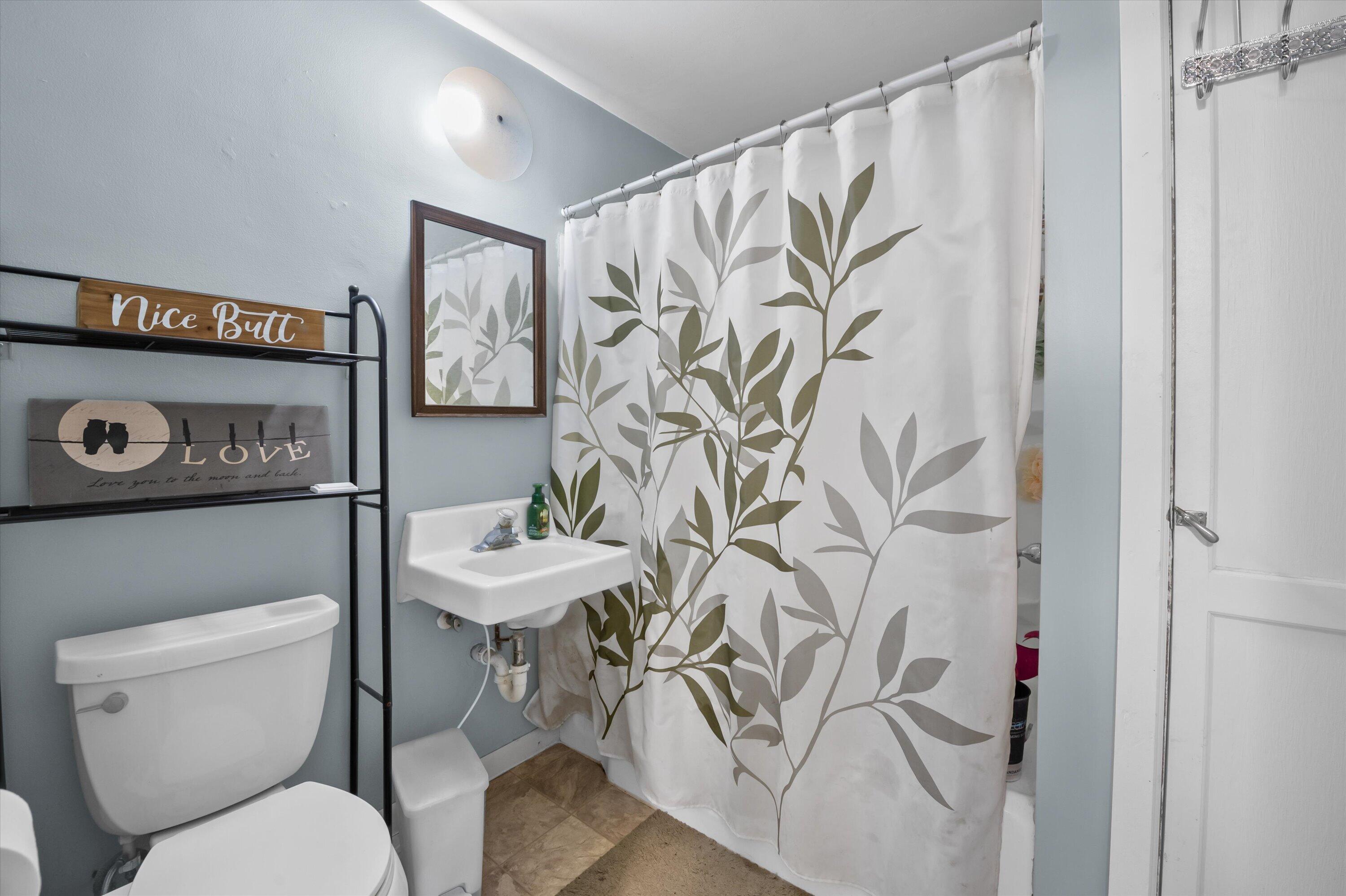 10806 West Freistadt Road Mequon, WI 53097 - Photo 31 of 33 Full Bathroom