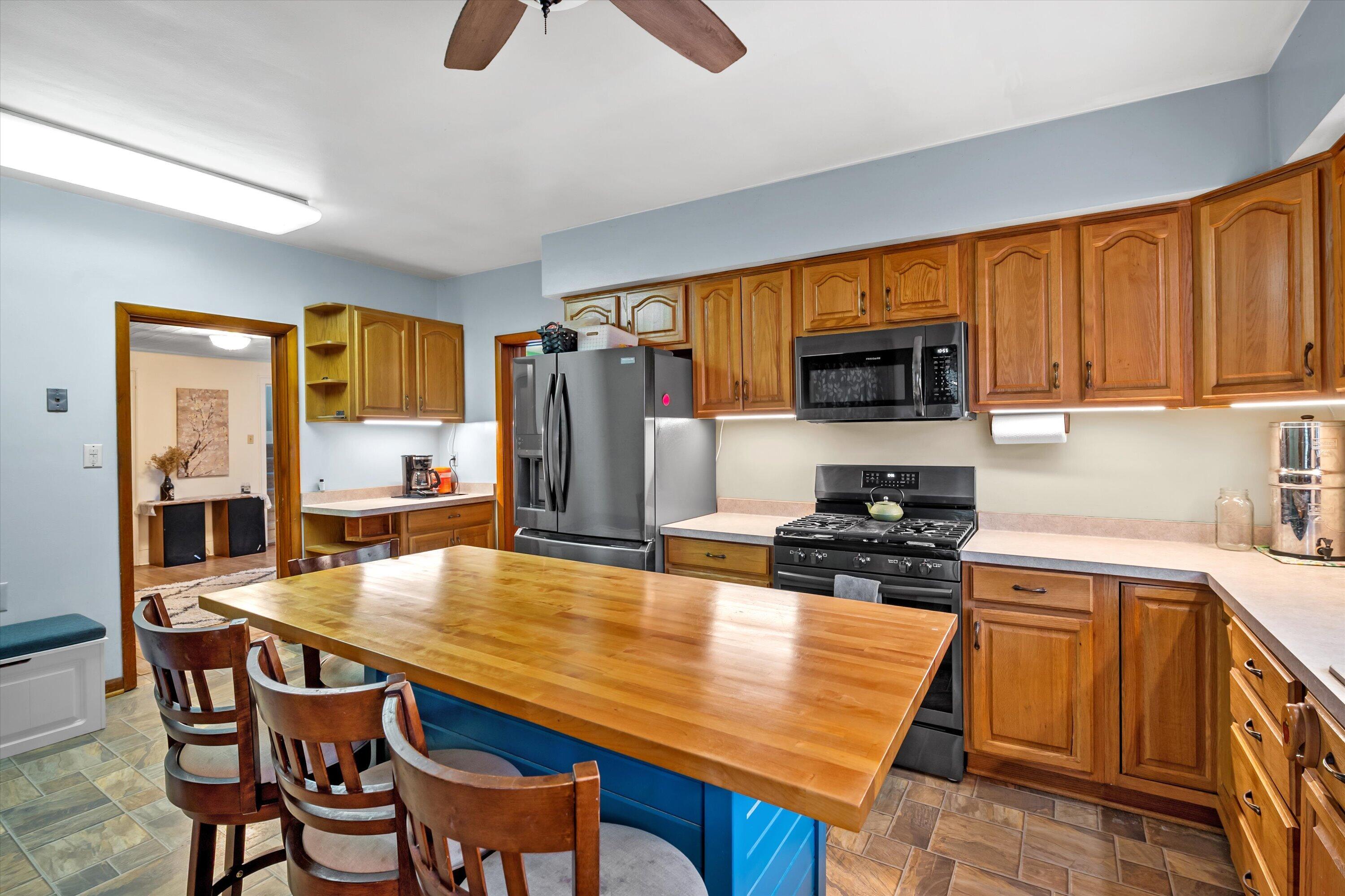 10806 West Freistadt Road Mequon, WI 53097 - Photo 4 of 33 Kitchen