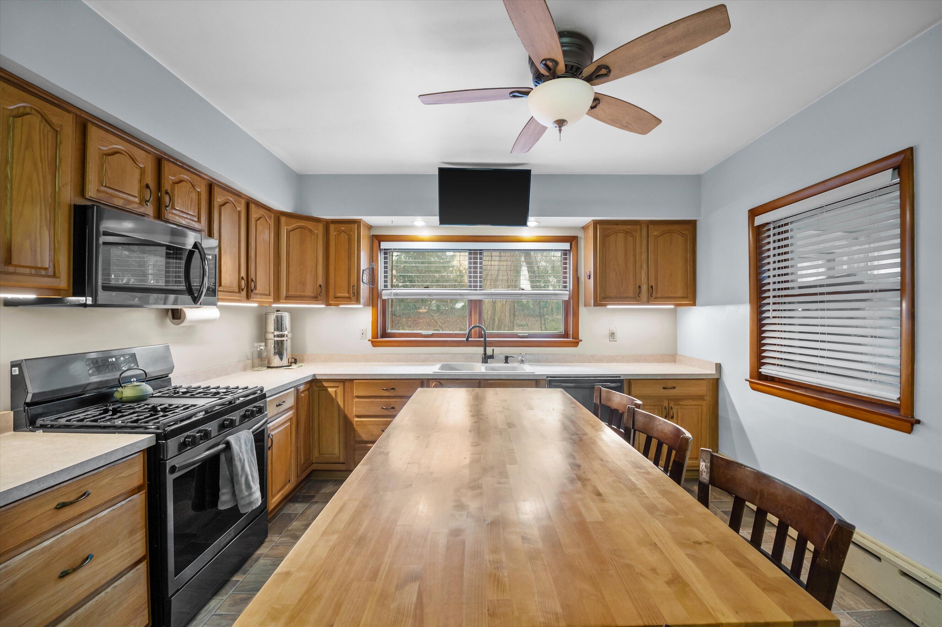 10806 West Freistadt Road Mequon, WI 53097 - Photo 8 of 33 Kitchen
