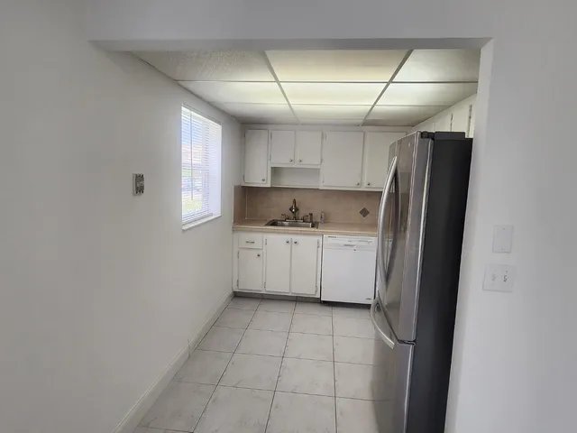 a view of empty room with window