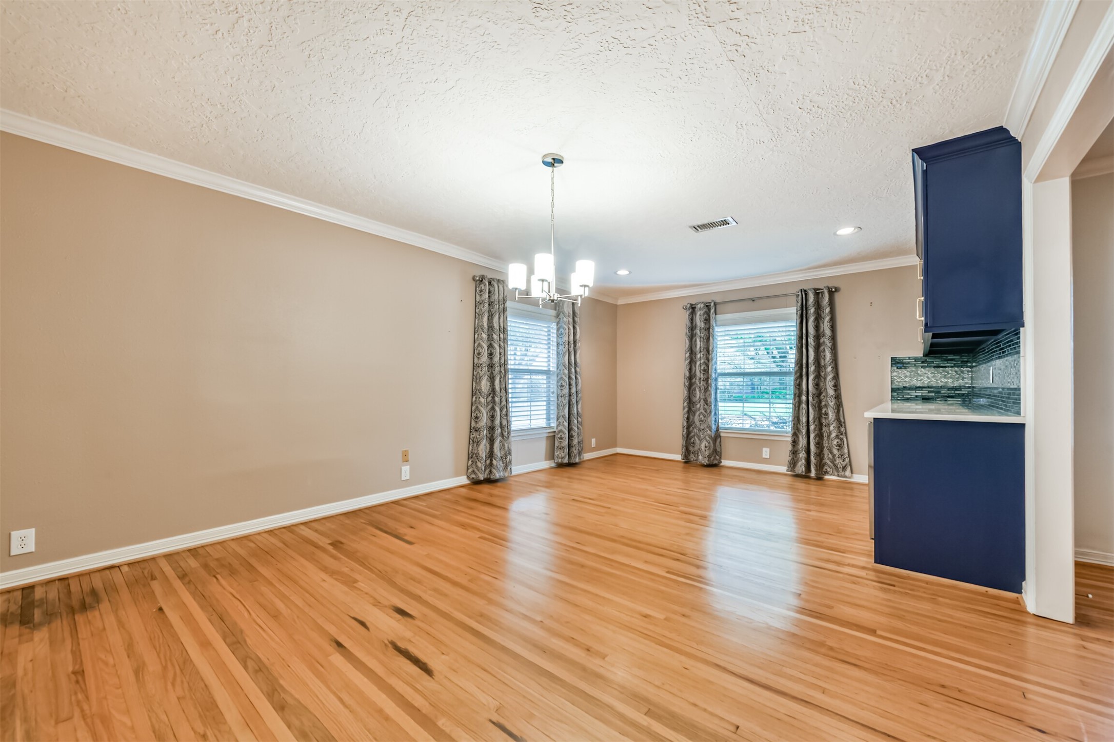 2511 Watts Street Houston, TX 77030 - Photo 7 of 34 Formal dining room - imagine hosting large dinners in this extended space.