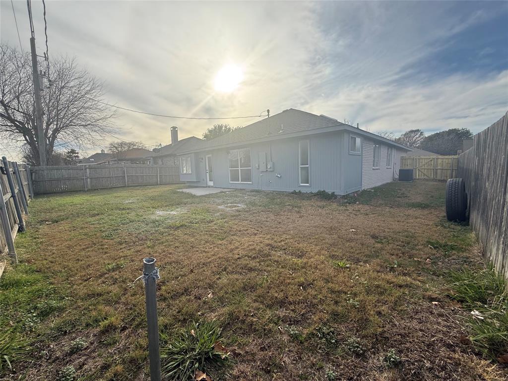 6005 Meadowdale Road Arlington, TX 76017 - Photo 20 of 20 a view of a small yard