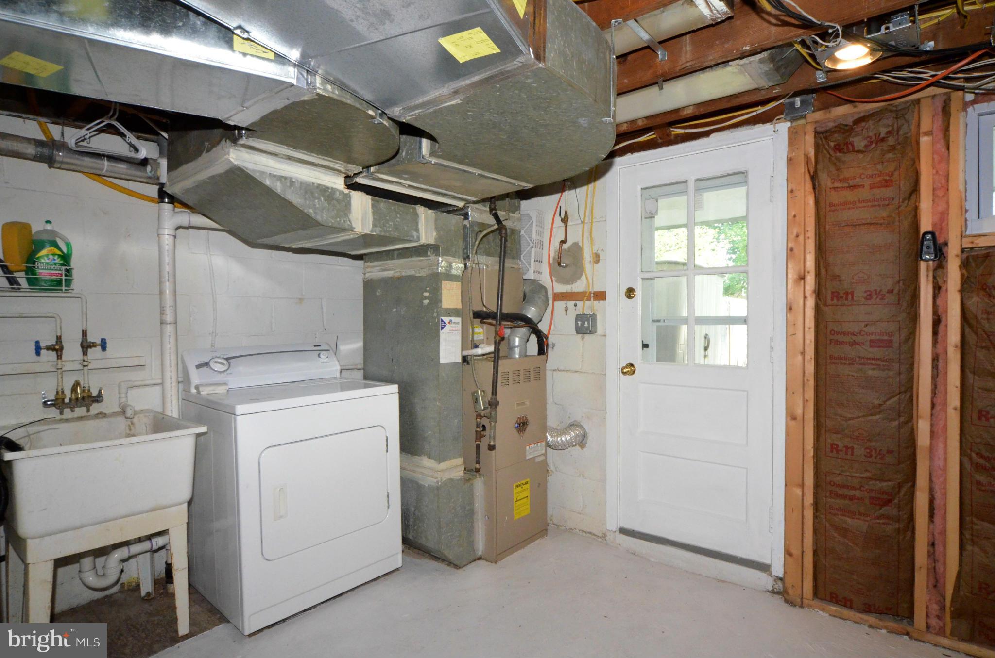 8649 Oak Road Baltimore, MD 21234 - Photo 19 of 30 a utility room with dryer and washer