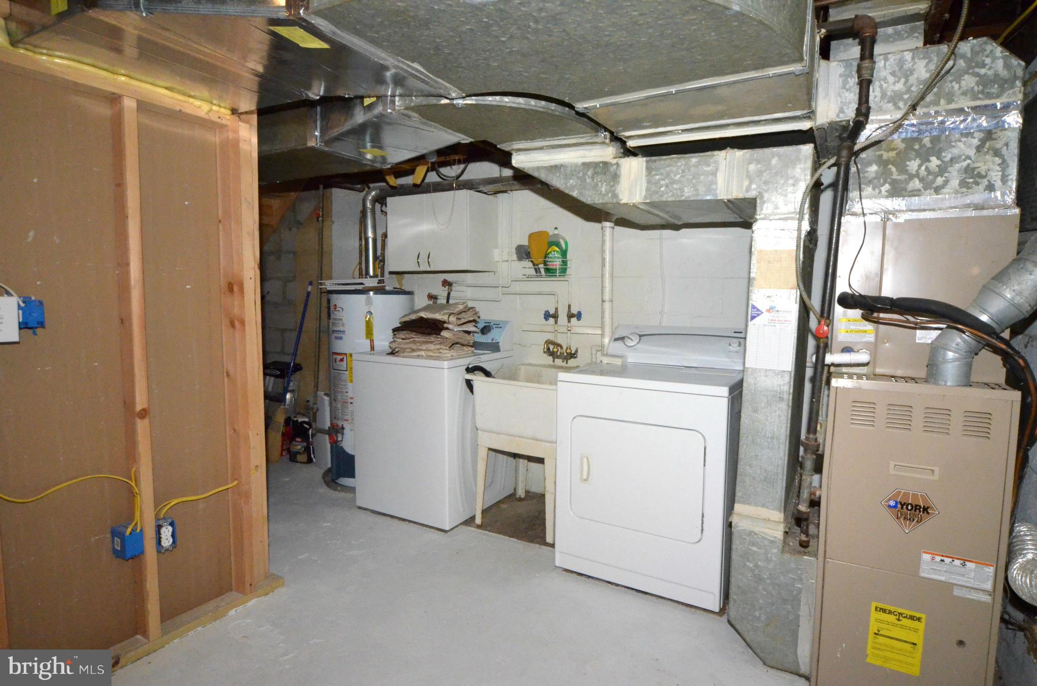 8649 Oak Road Baltimore, MD 21234 - Photo 20 of 30 a utility room with dryer and washer