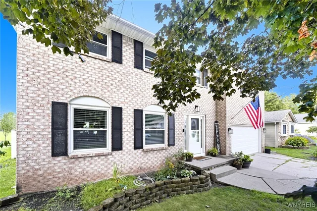 $369,900 | 89 Park Ln Circle, Lockport City, NY 14094