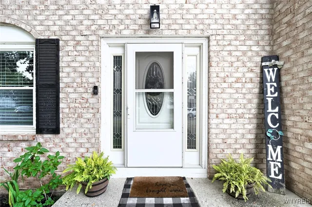 $369,900 | 89 Park Ln Circle, Lockport City, NY 14094